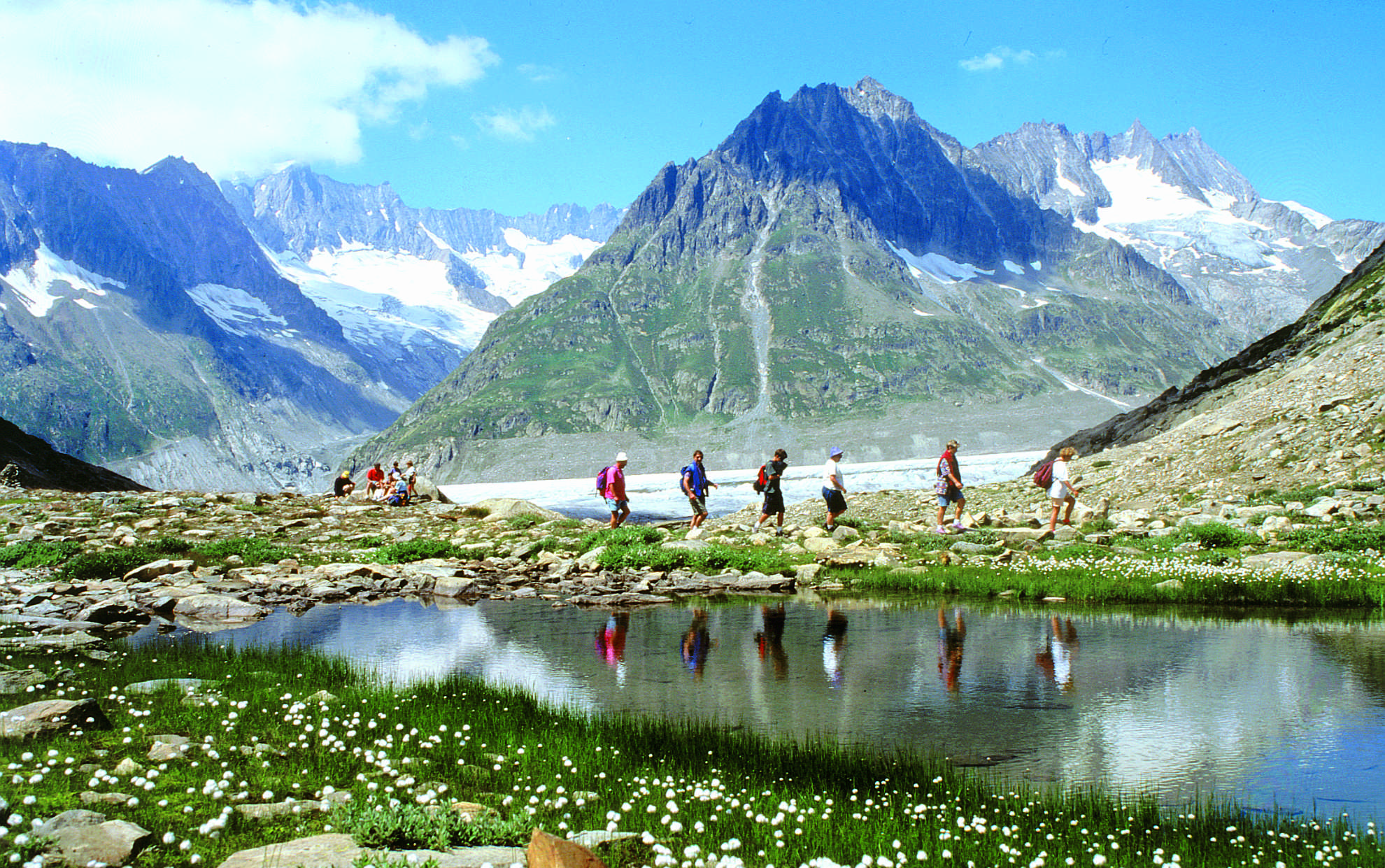Les randonneurs au-dessus du glacier d'Aletsch