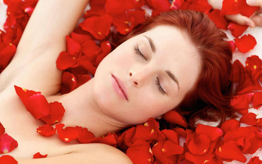 Une femme détendue en fleurs de rose