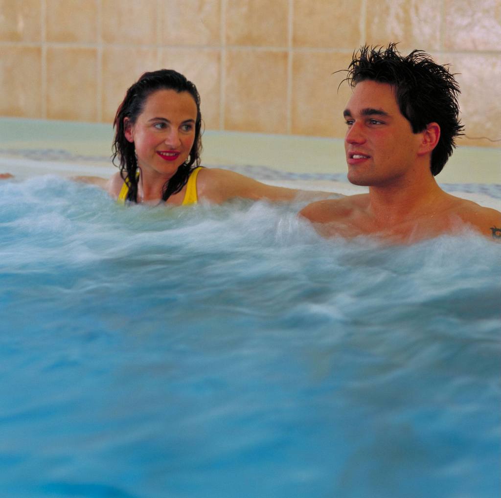 Banc de massage dans le bain thermal