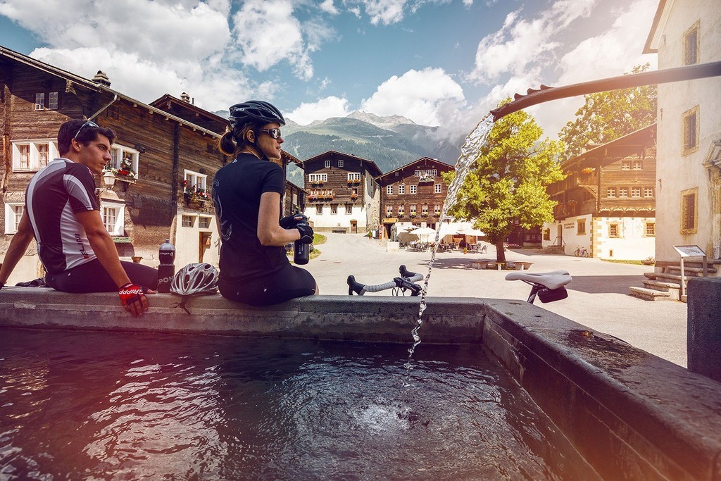 Récréation au puits du village à Ernen